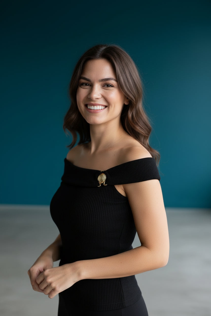 Blusa Off Shoulder Canalé con Broche Decorativo